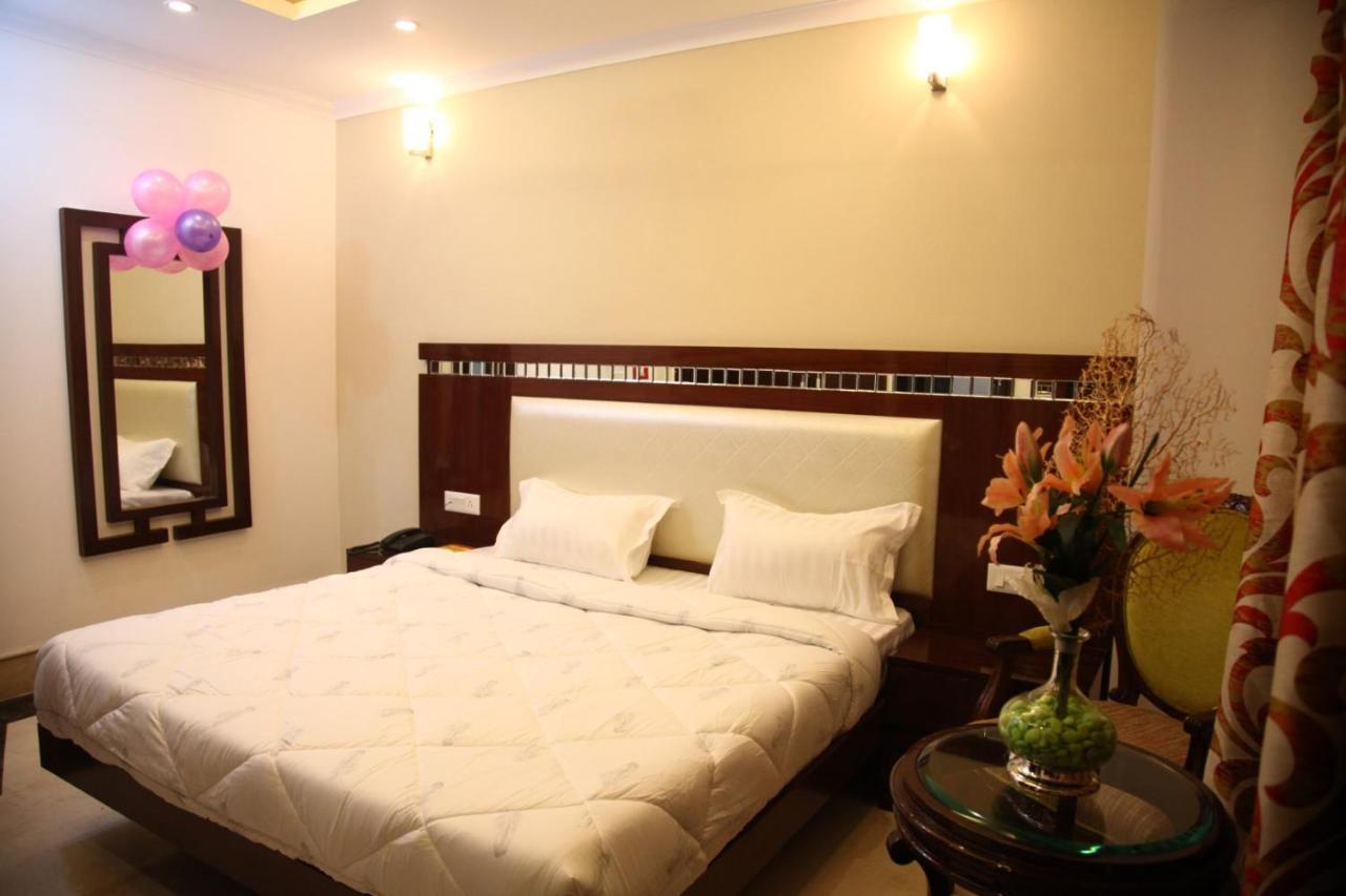 Hotel Dev Residency Vrindāvan Buitenkant foto
